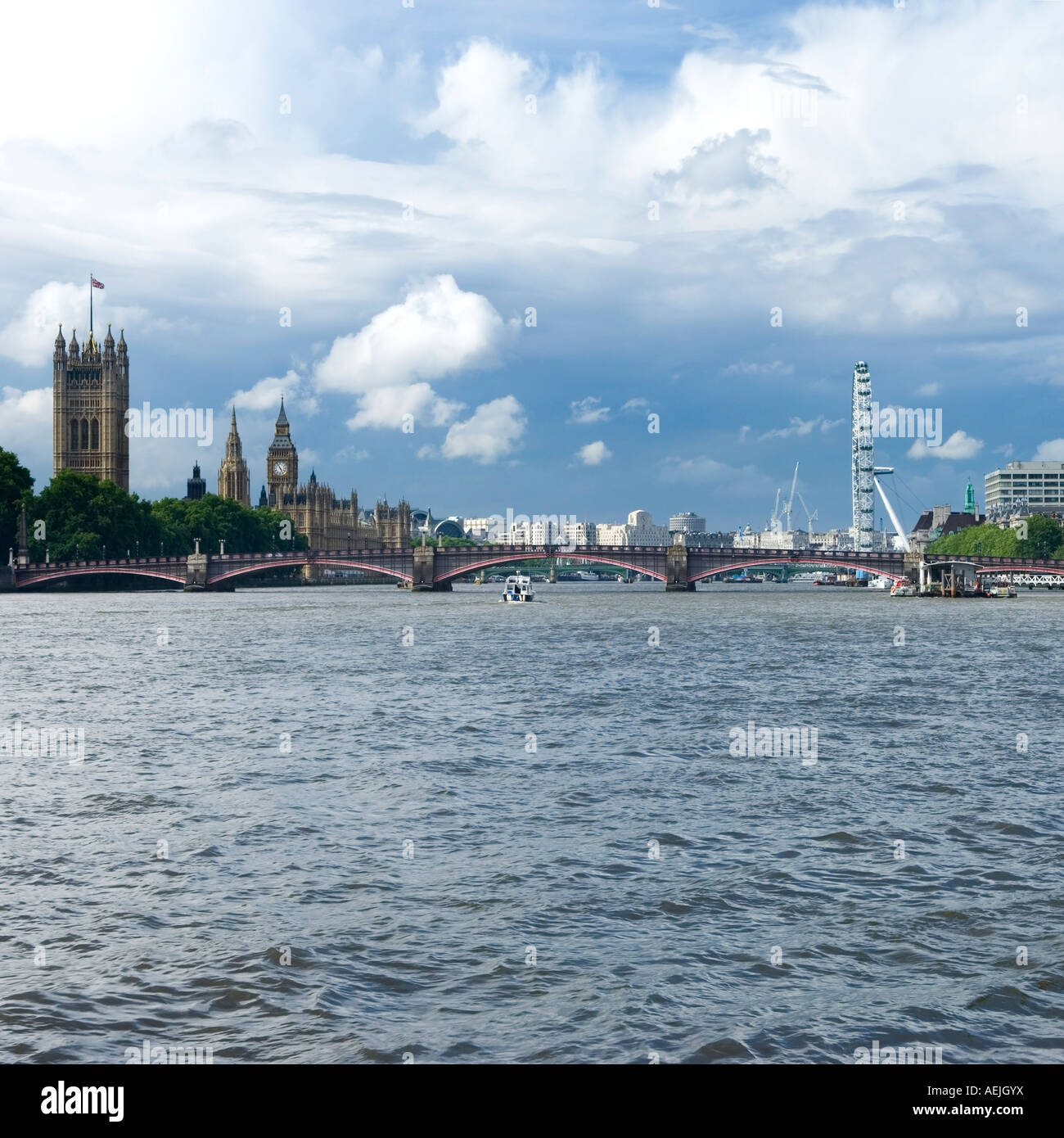 Häuser des Parlaments mit Big Ben und Westminster Brücke über Fluß Themse London England UK Stockfoto