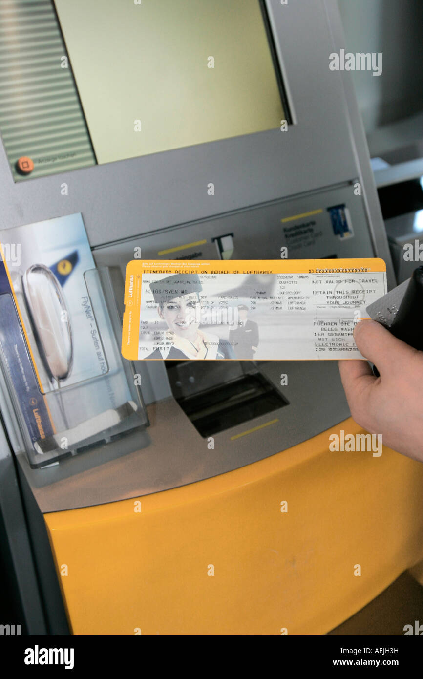 Lufthansa Quick Check-in Schalter am Flughafen Frankfurt, Frankfurt am Main, Hessen, Deutschland Stockfoto