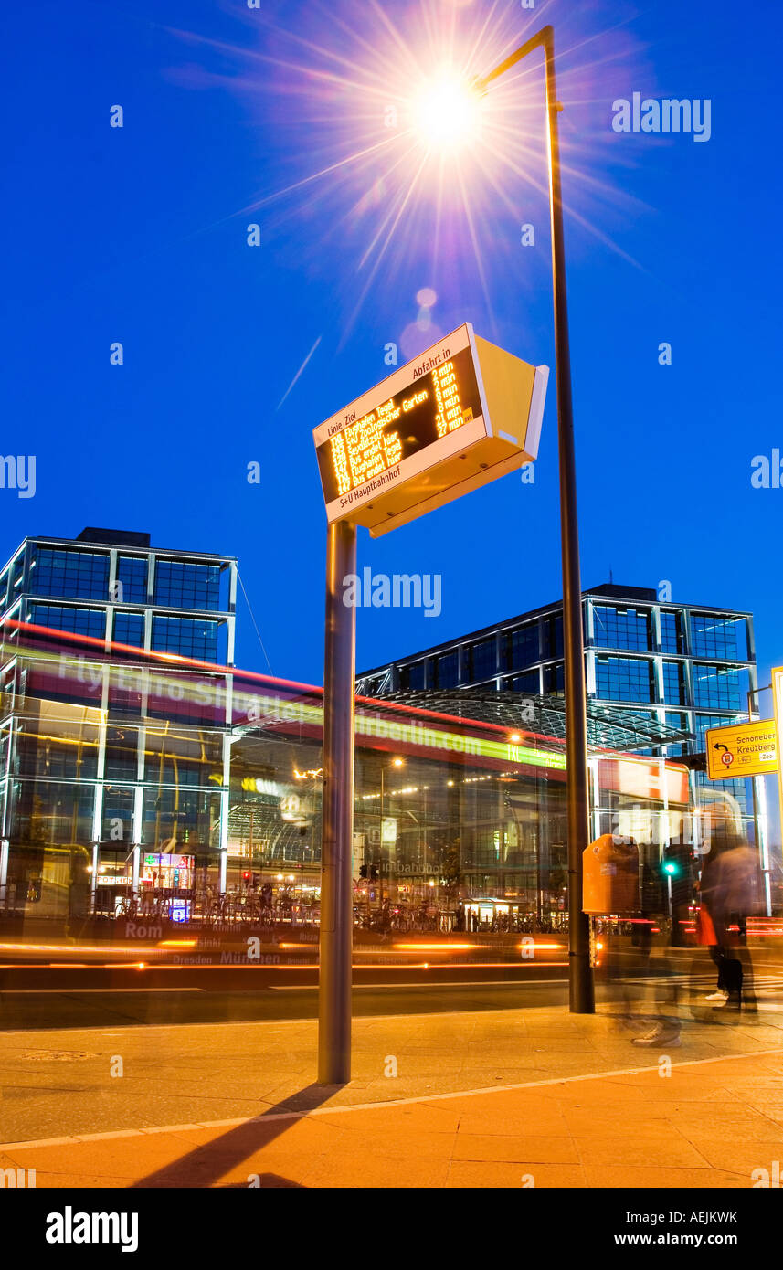 Bushaltestelle vor der Berliner Hauptbahnhof mit dem Bus fahren, am Abend, Berlin, Deutschland Stockfoto