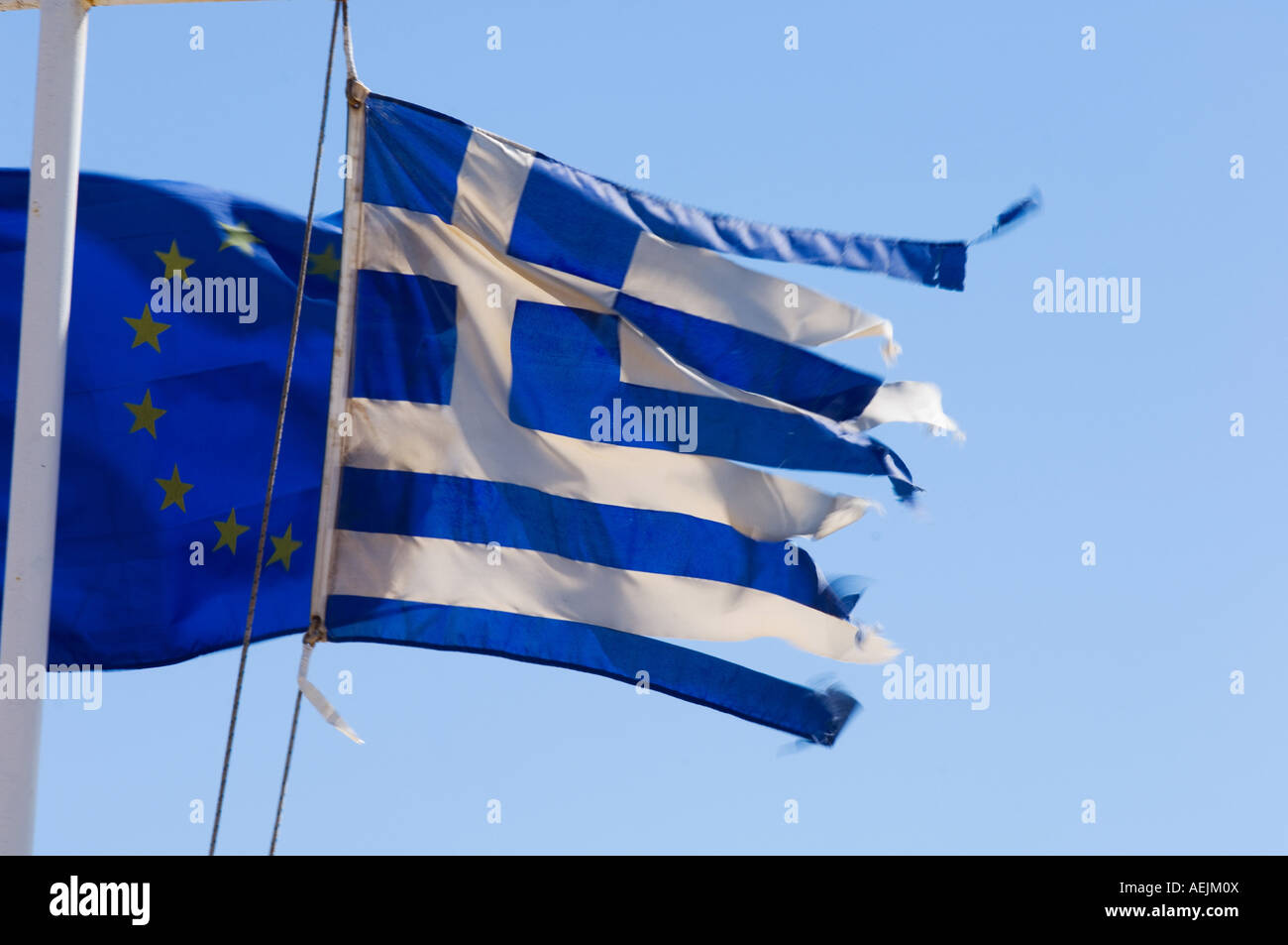 Griechische Flagge und europäischen Flagg, Wind geblasen, Griechenland Stockfoto