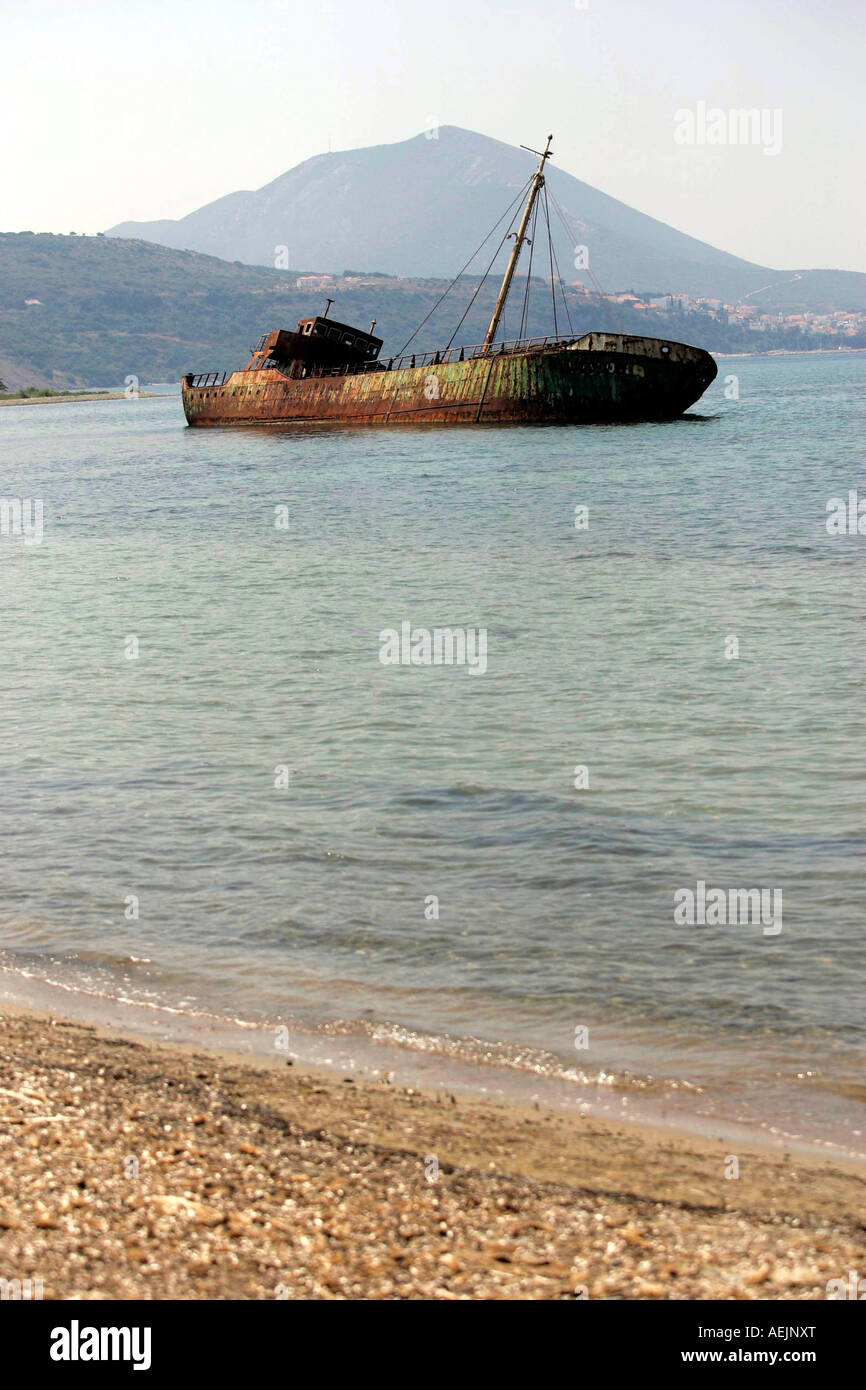 Ein altes rostiges Schiff liegen an der Küste Finikouda, südlichen Peloponnes, Griechenland Stockfoto