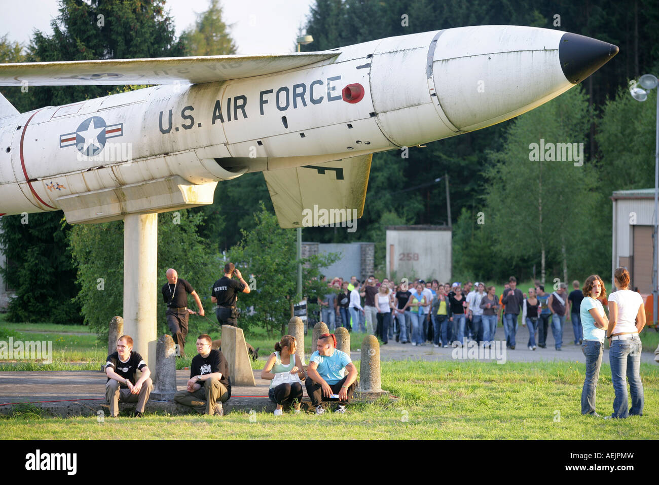 Unter einer Rakete sitzt Besucher von der "Nature one"-Techno-party in der Nähe von Kastellaun, Rheinland-Pfalz, Deutschland, wo ehemalige Stockfoto
