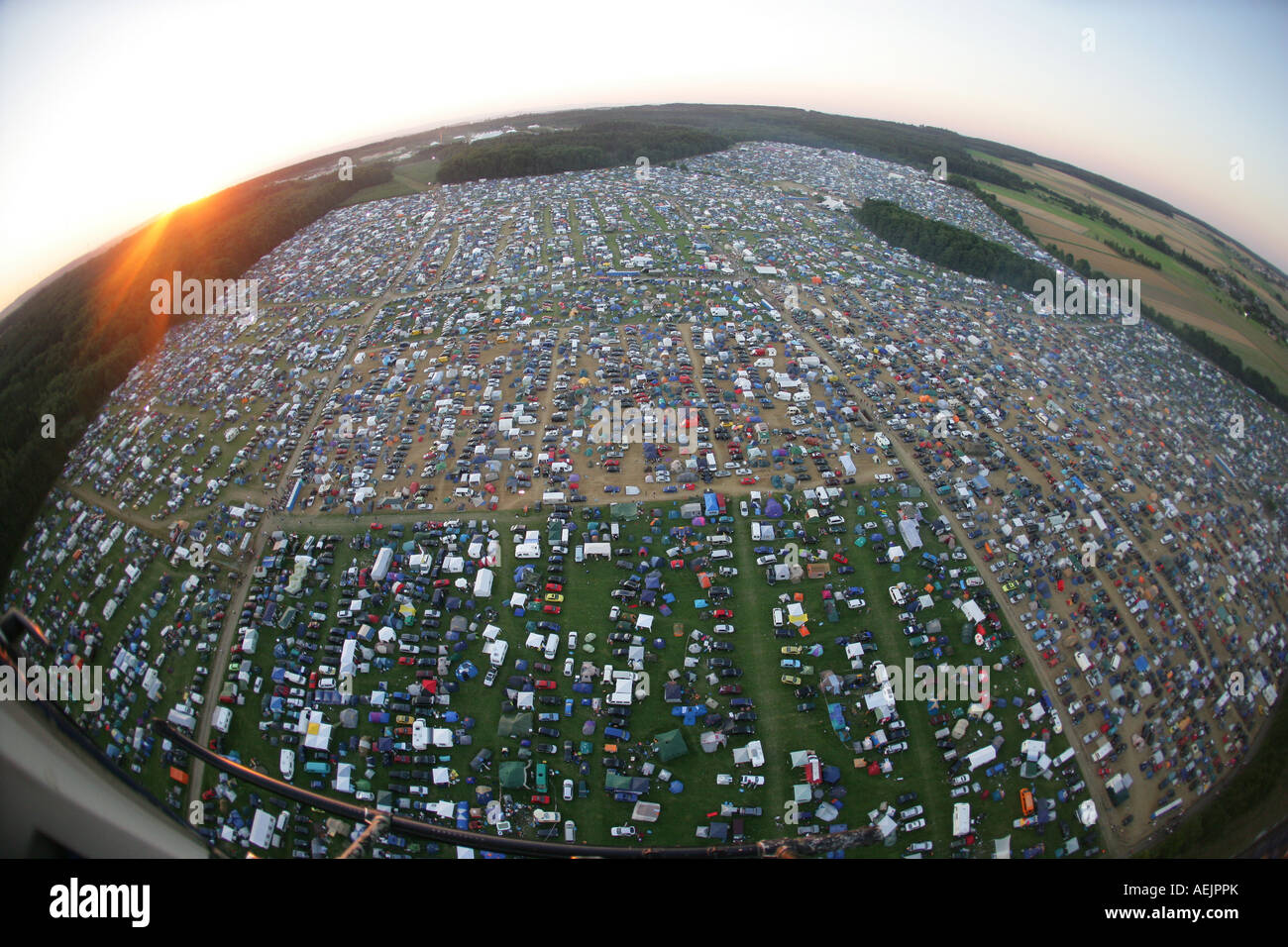 Mehr als 50000 Raver sind camping in der Nähe einer Techno-Party in der Nähe von Kastellaun, Rheinland-Pfalz, Deutschland Stockfoto