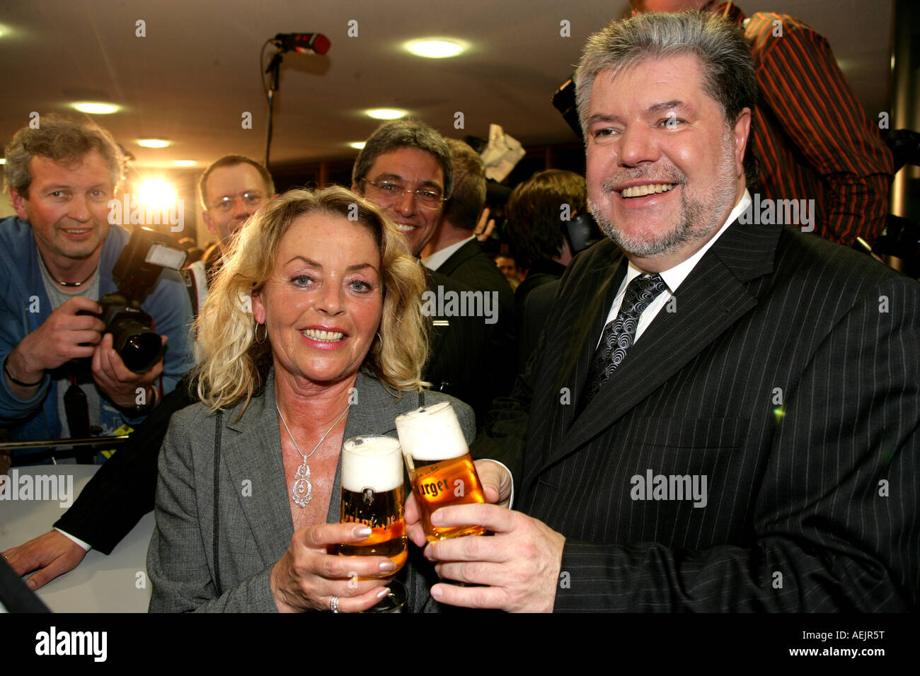 Kurt Beck, Ministerpräsident des Landes Rheinland-Pfalz, gewinnt die Wahl des Landtages, mit seiner Frau Roswitha Beck, 26,0 Stockfoto