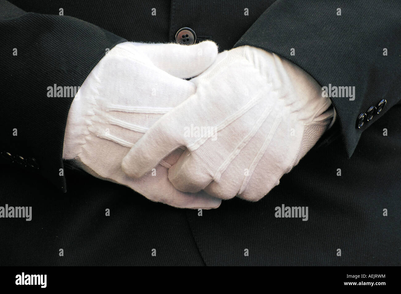 Telefonzentrale, Butler, Kutscher. Hände gefaltet mit mit Handschuhen. Handschuh. Stockfoto