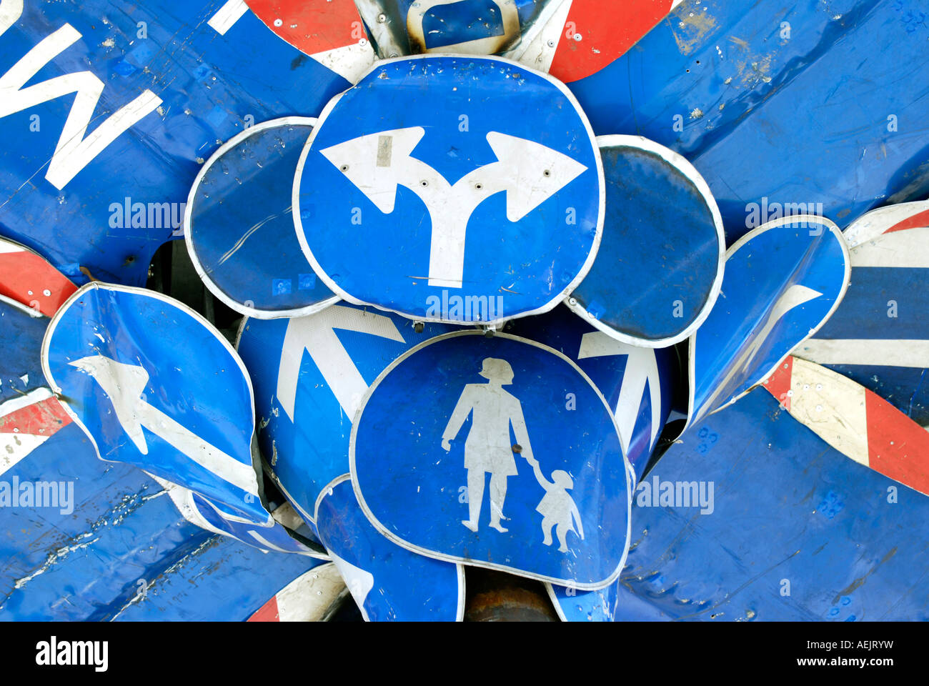 Tollwood, Skulptur mit alten Verkehrszeichen. gehen Sie links, rechts, Fußgängerzone, München, Bayern, Deutschland Stockfoto