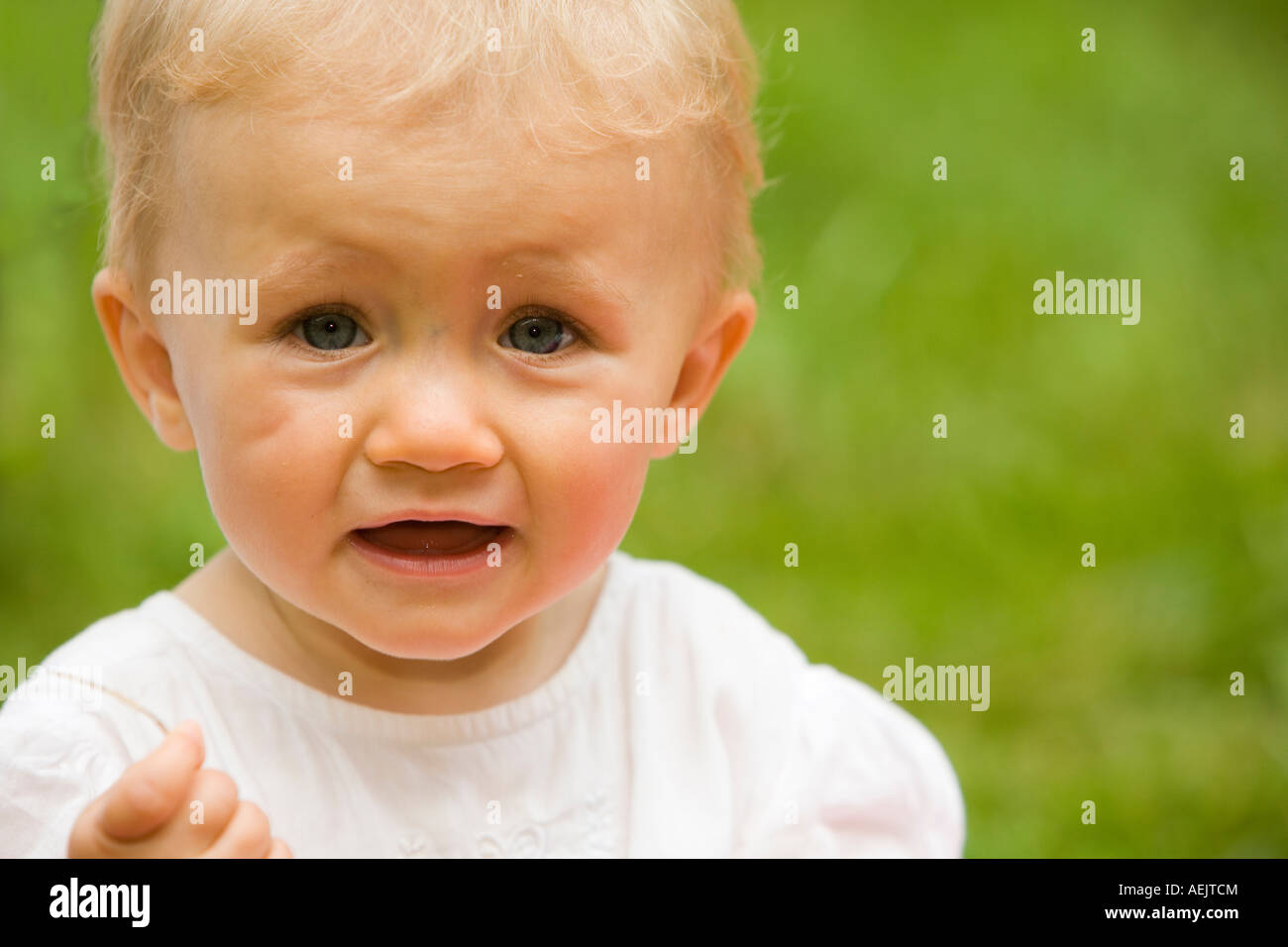 Porträt von einem 10 Monate alten Babymädchen Stockfoto