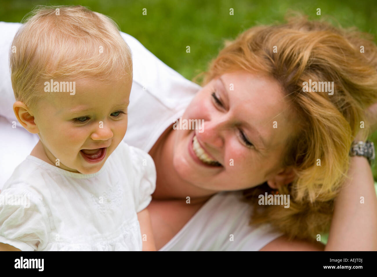 Eine junge Frau und Tochter 10 Monate alt Stockfoto