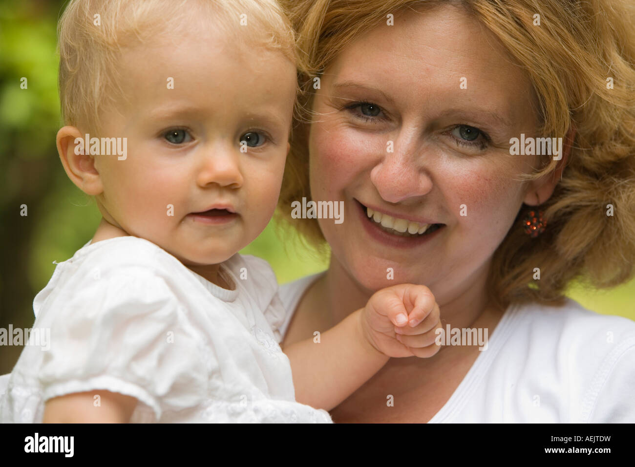 Eine junge Frau und Tochter 10 Monate alt Stockfoto