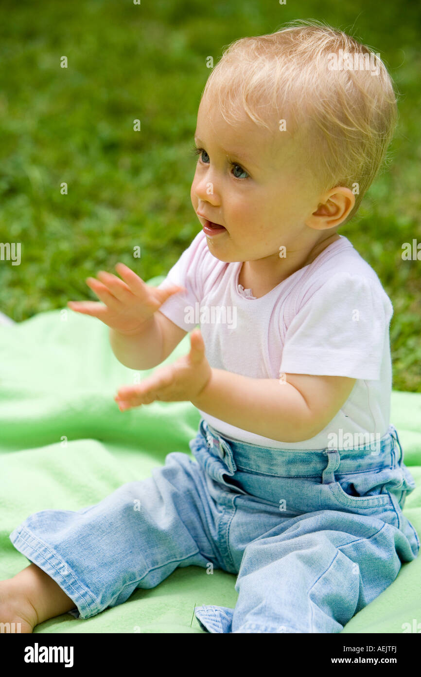 Ein 10 Monate altes Babymädchen spielen, klatschte in die Hände Stockfoto