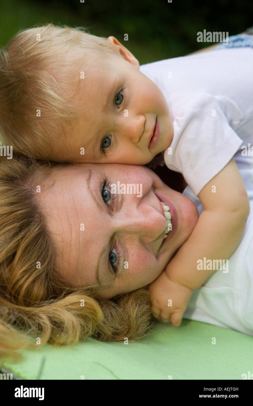 Eine junge Frau und ihrem 10 Monate alten Babymädchen Stockfoto