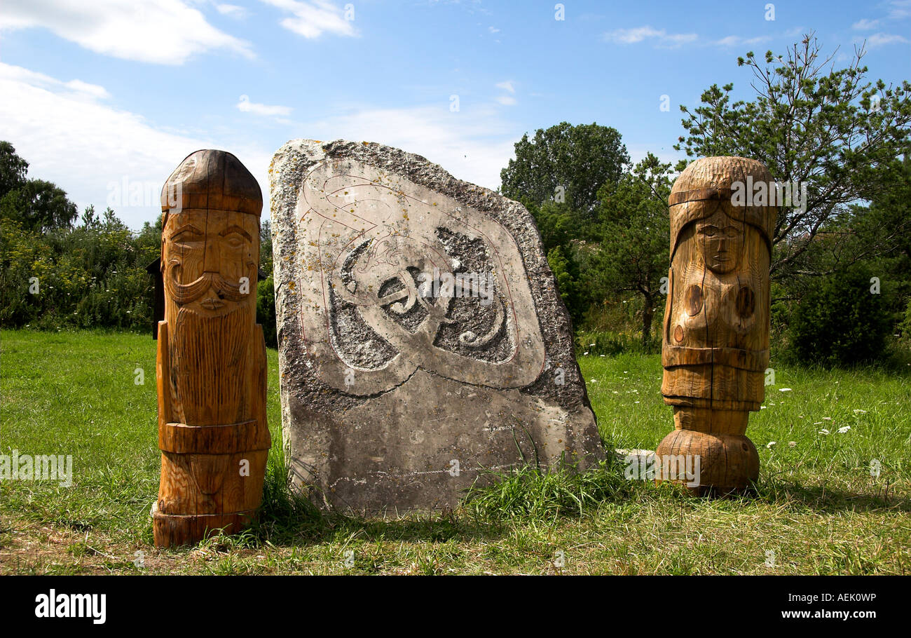 Holzskulpturen und Viking Bild Stein im Wikinger-Dorf Vikingybyn in der Nähe von Tofta, Gotland, Schweden Stockfoto