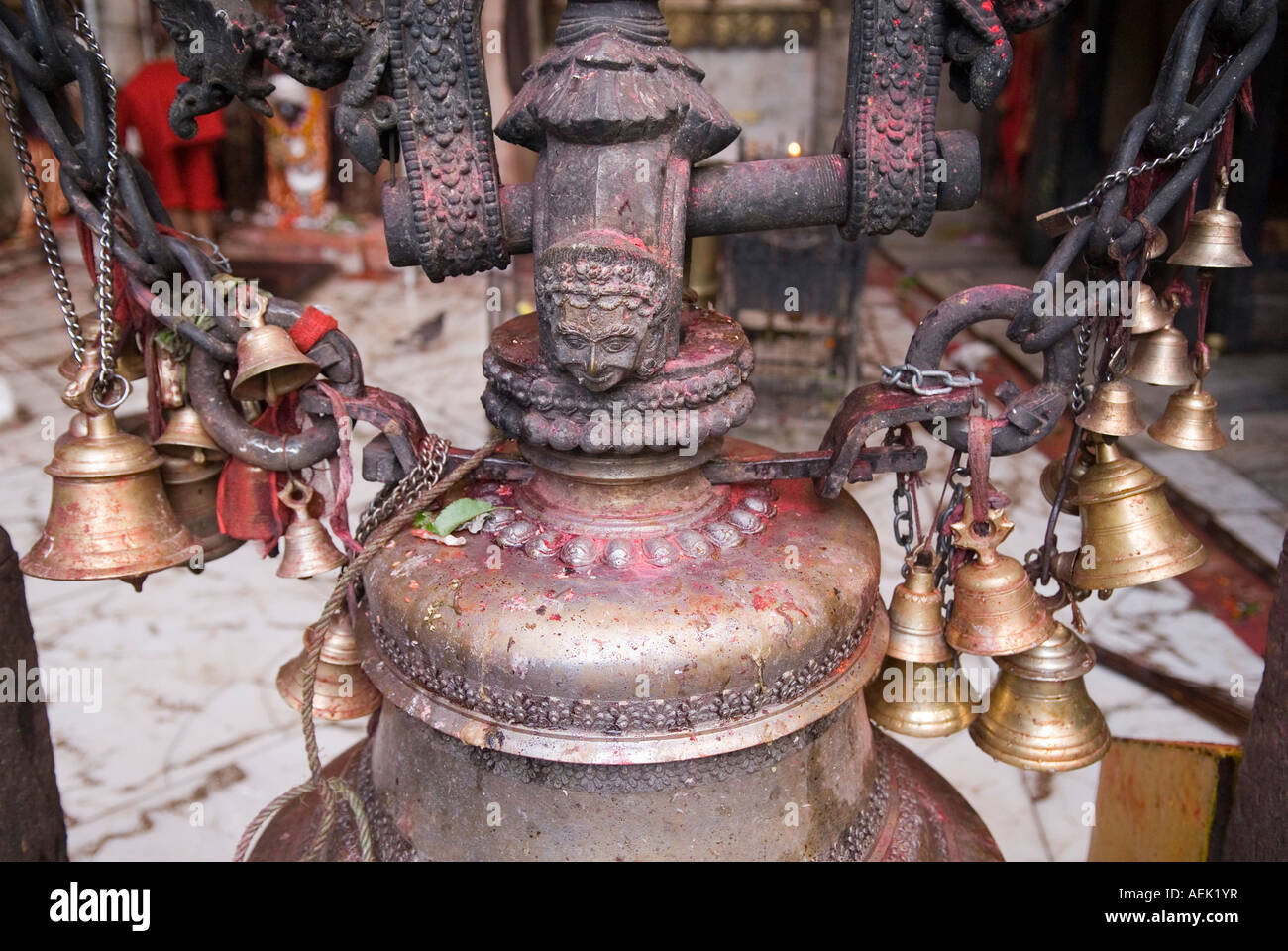 Messingglocke in einem Kali-Tempel, Dakshinkali, Kathmandu-Tal, Nepal Stockfoto