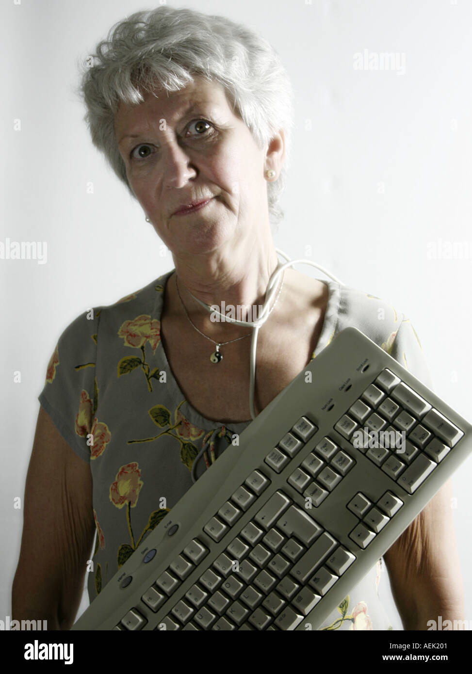 Frau mit Tastatur um den Hals Stockfoto
