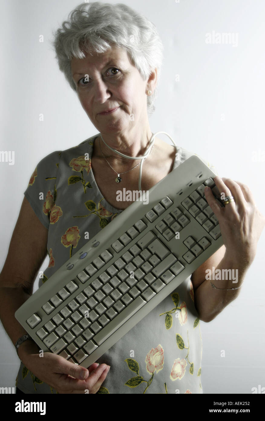 Frau, verblüfft mit Tastatur um den Hals Stockfoto