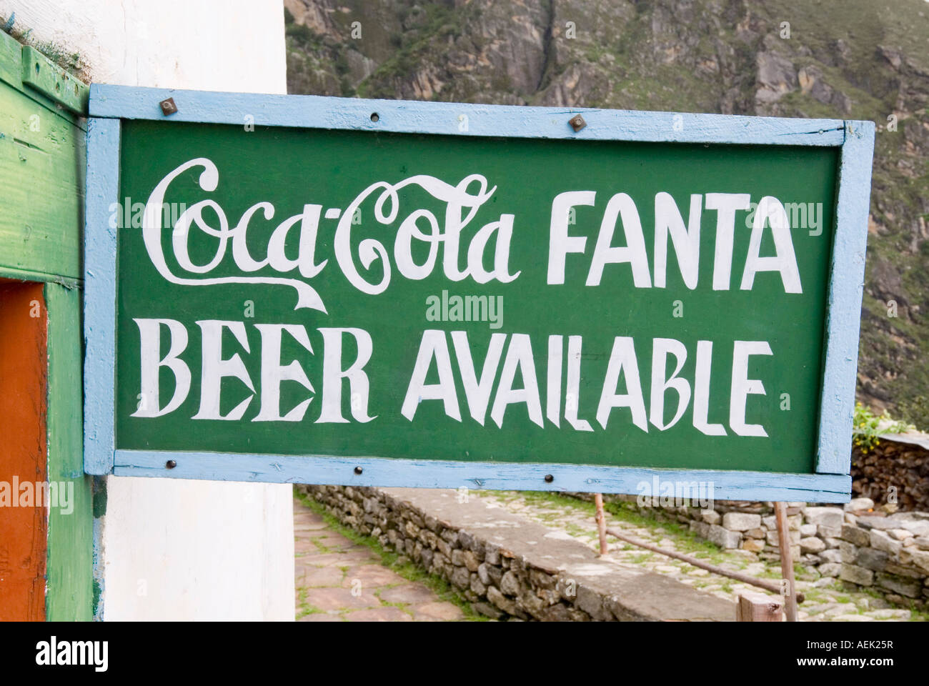 Werbung für Bier, Coca Cola und Fanta am Everest Trail, Solukhumbu, Khumbu, Nepal
