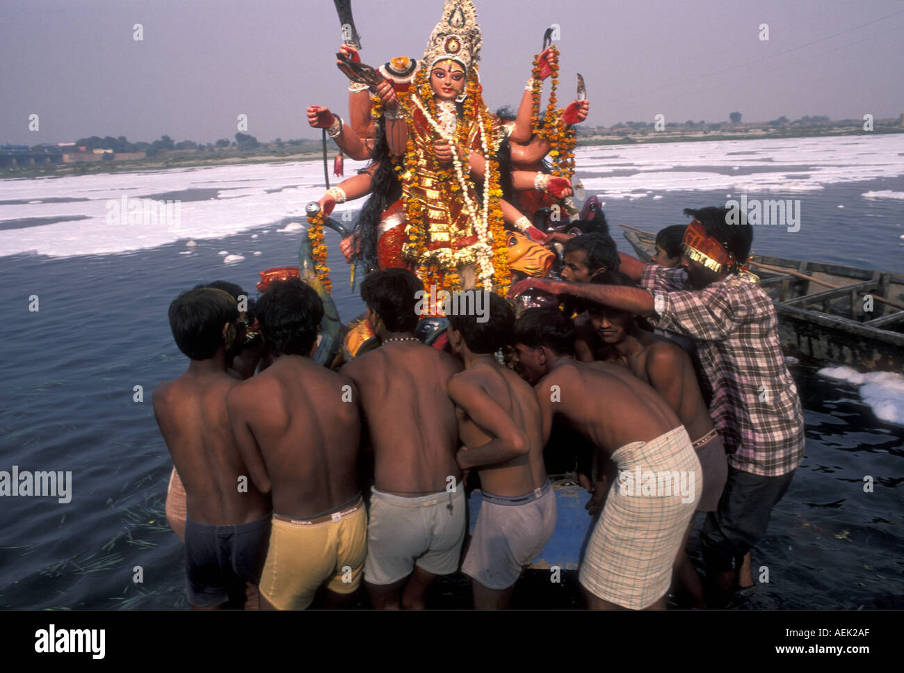 HINDUISMUS Dashami Eintauchen der Durga Göttin in den Hooghly Fluss, Kolkata am zehnten Tag von Navaratri. Stockfoto