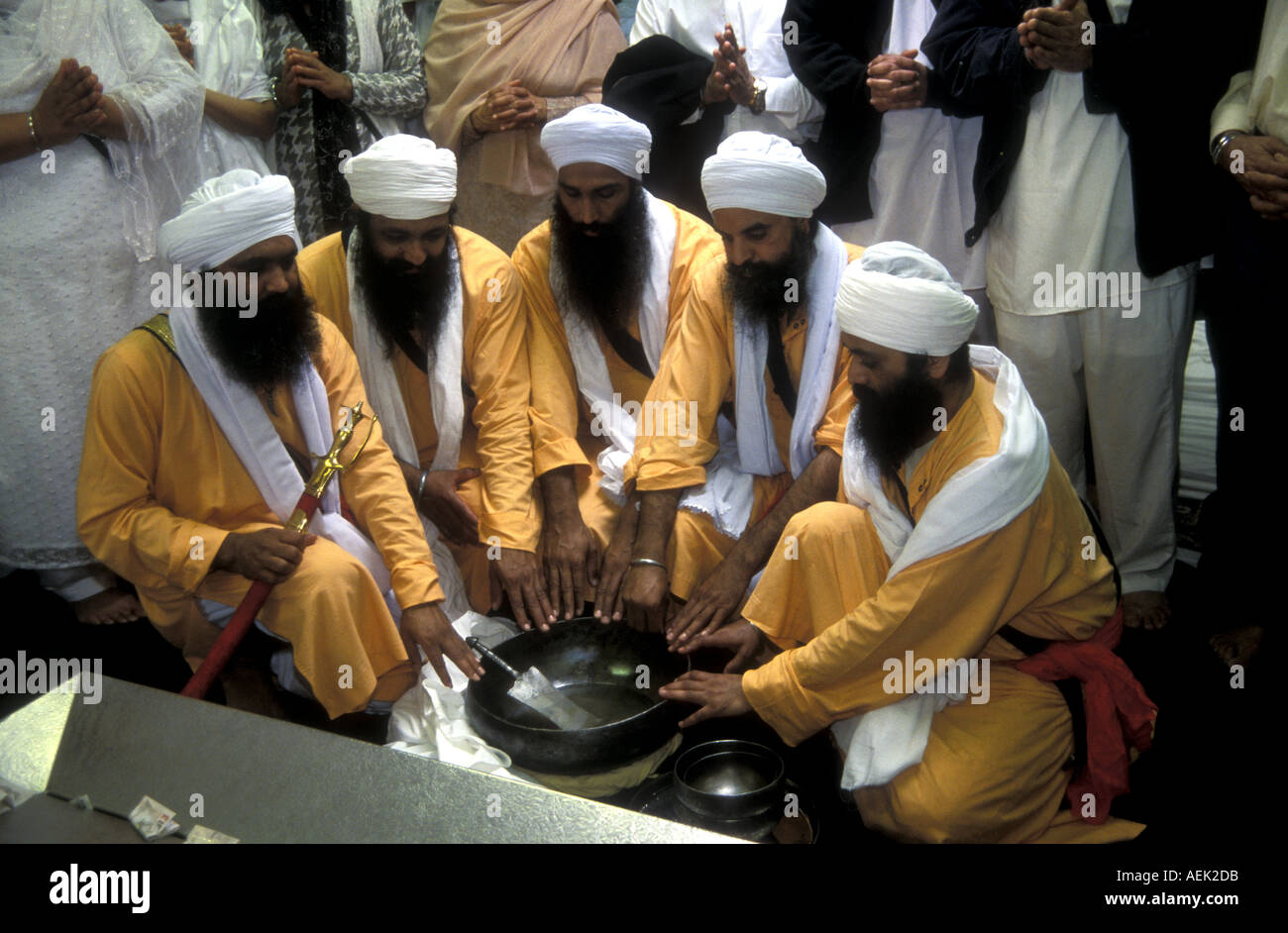 Die Amrit-Zeremonie, Initiationsritus von Guru Gobind Singh eingeführt, als er die Khalsa oder Sikh Bruderschaft im Jahr 1699 gegründet Stockfoto