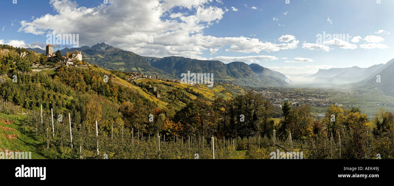 Von der linken Seite das Schloss Tirol Dorf Tirol unterhalb der Burg de Fontana und die Meranervalley mit der Stadt, in der Nähe von Meran Stockfoto