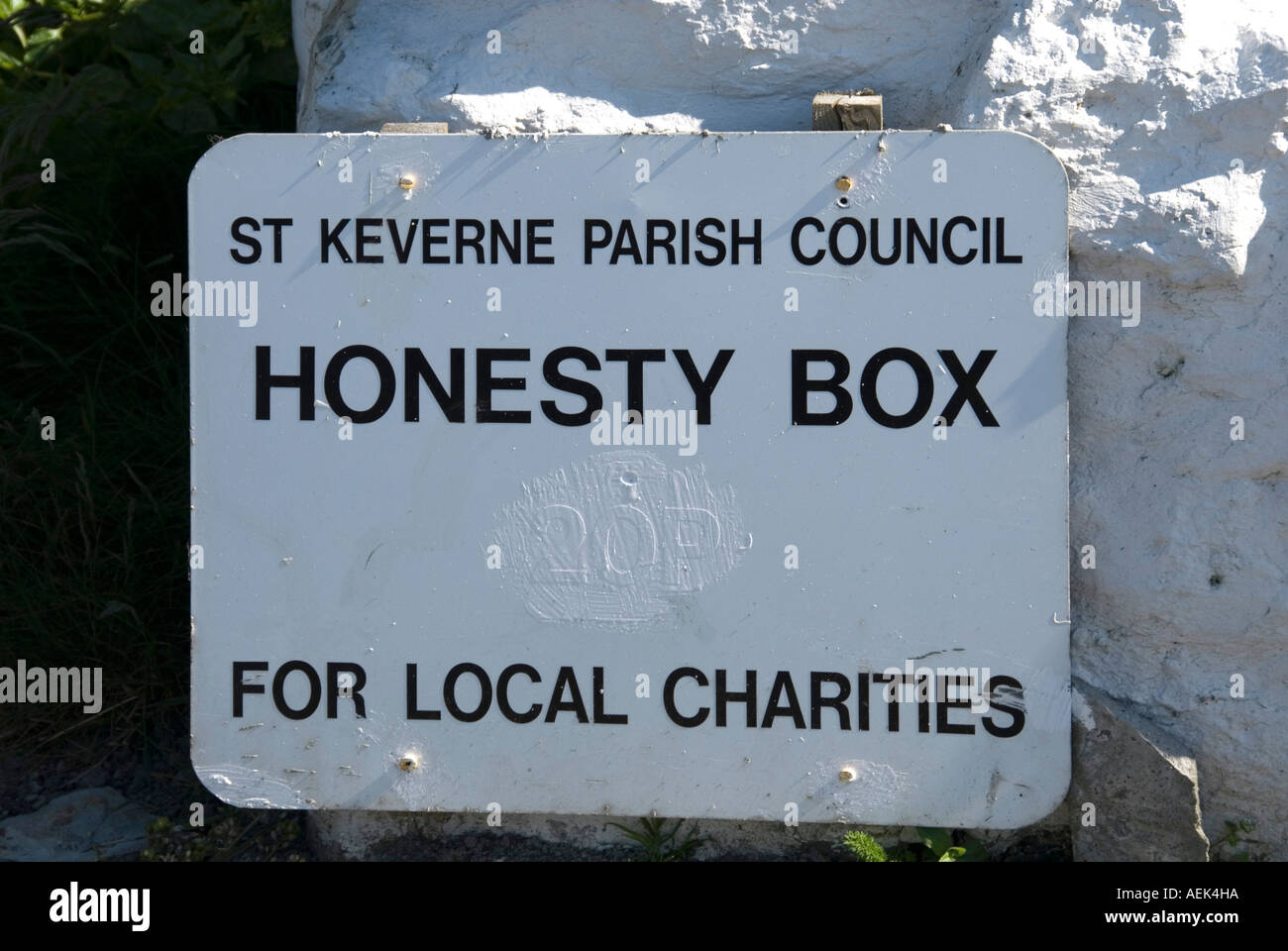 Coverack Fischerdorf auf dem South West Coast Path aus nächster Nähe Ehrlichkeit Schild im Parkplatz geführt von St Keverne Parish council spendet lokale Wohltätigkeitsorganisationen UK Stockfoto