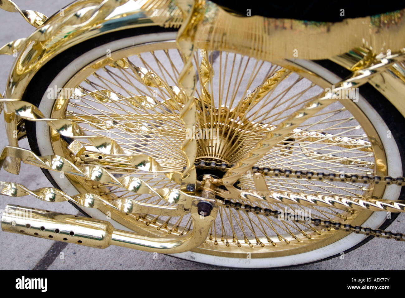 The gold plated bicycle -Fotos und -Bildmaterial in hoher Auflösung – Alamy
