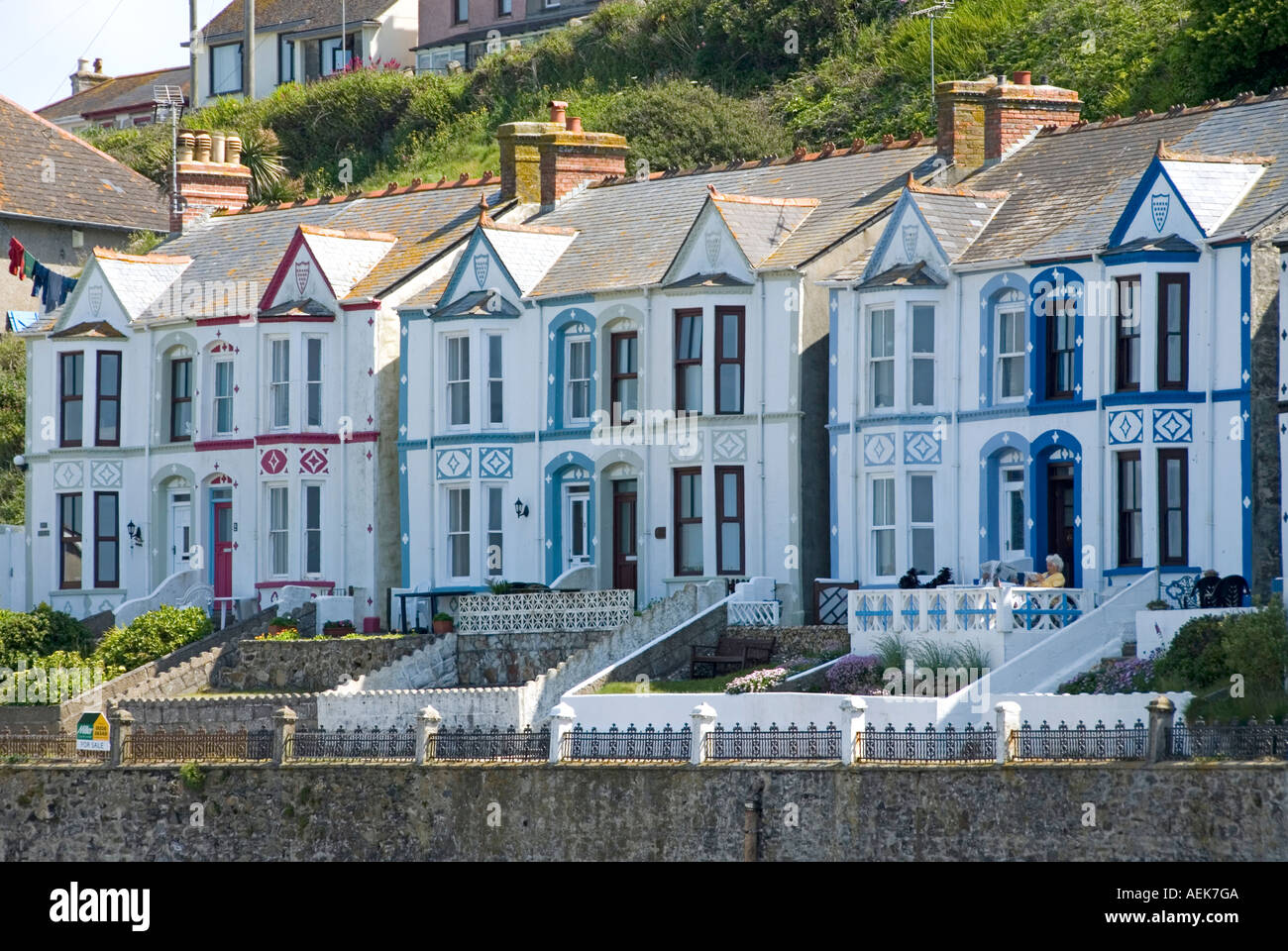 Porthleven alte Doppelhaushälfte in langen geschwungenen Terrasse mit Blick auf den Hafen wand Cornwall West Country England Großbritannien Stockfoto