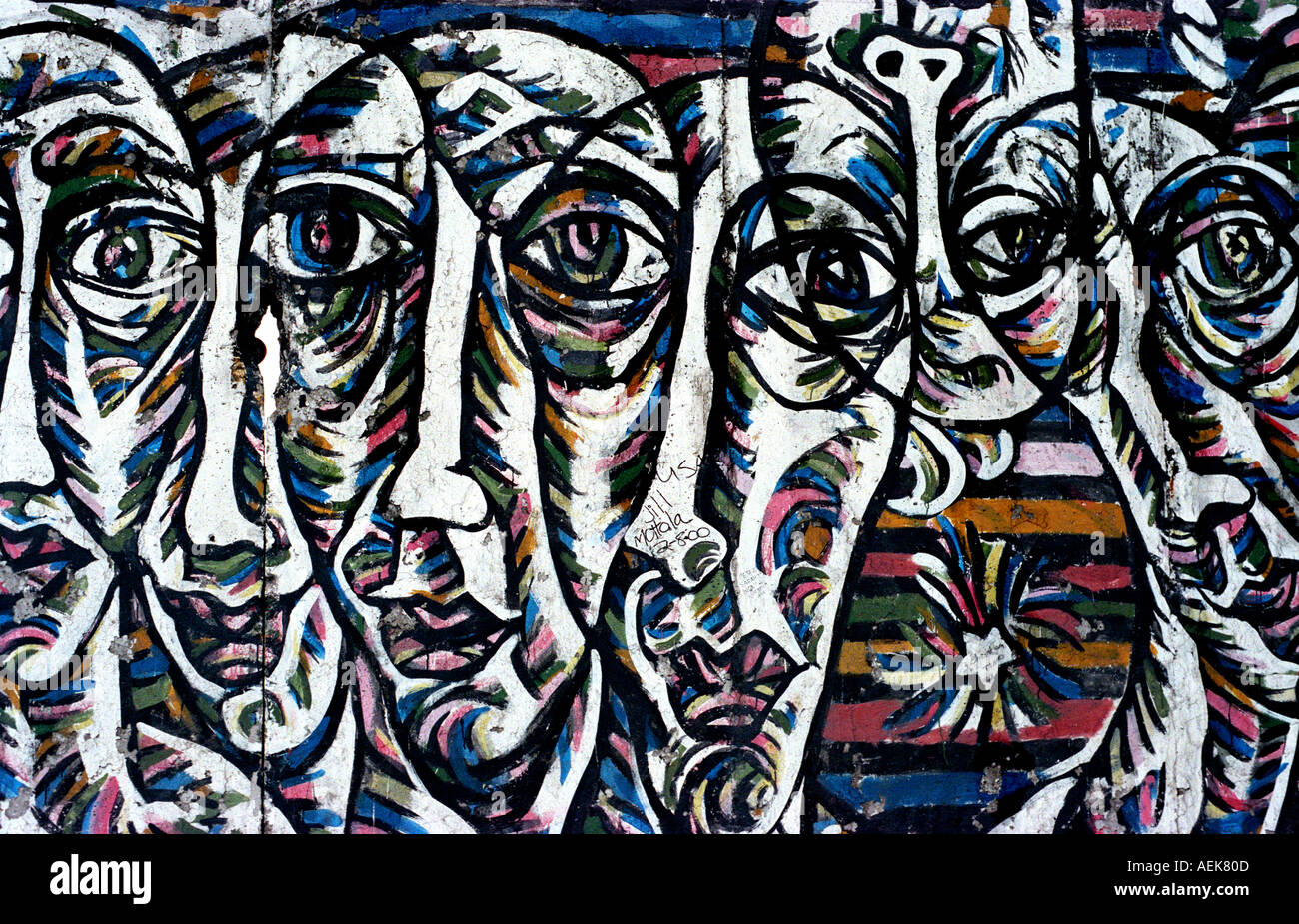 Graffiti auf erhaltene East Side Gallery-Abschnitt der Berliner Mauer. Berlin, Deutschland Stockfoto