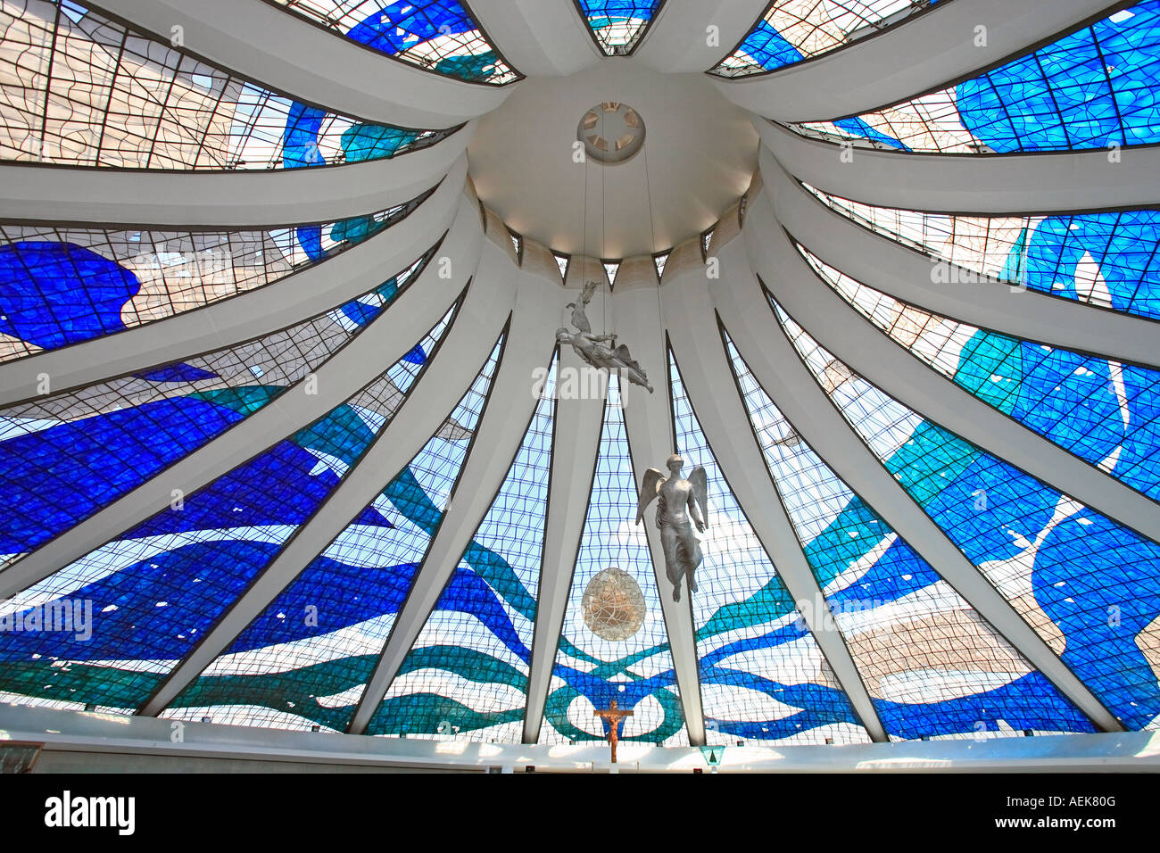 Catedral Metropolitana Nossa Senhora Aparecida indoor Dachansicht von der Metropolitan Kathedrale von Brasilia-Hauptstadt von Brasilien zum UNESCO-Weltkulturerbe ist ein Ausdruck von der Genialität des Architekten Oscar Niemeyer Engel von Alfredo Ceschiatti Stockfoto
