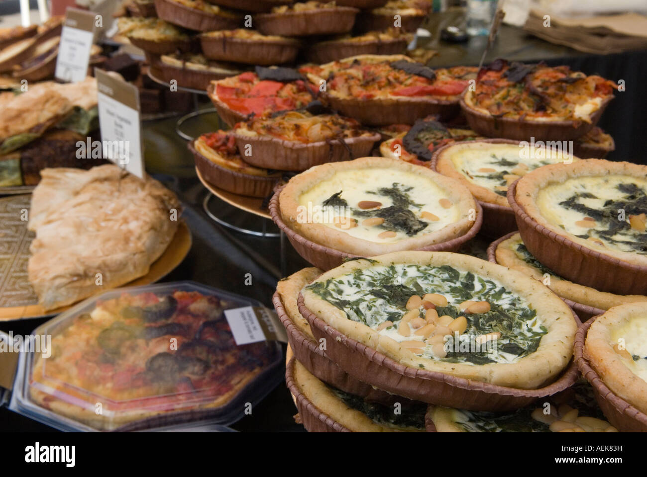 Quiche, Gebäck, kalte Fertiggerichte, ausgestellt auf einem Bauernmarkt im Queens Park, North London, England, 2007 2000er Jahre, UK HOMER SYKES Stockfoto