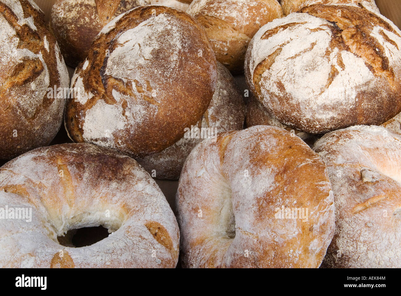 Handwerklich hergestellte Brotlaibe und knusprige Brötchen. Runde hausgemachte kleine Backwaren. Farmers Market Queens Park London 2007 2000s UK Stockfoto
