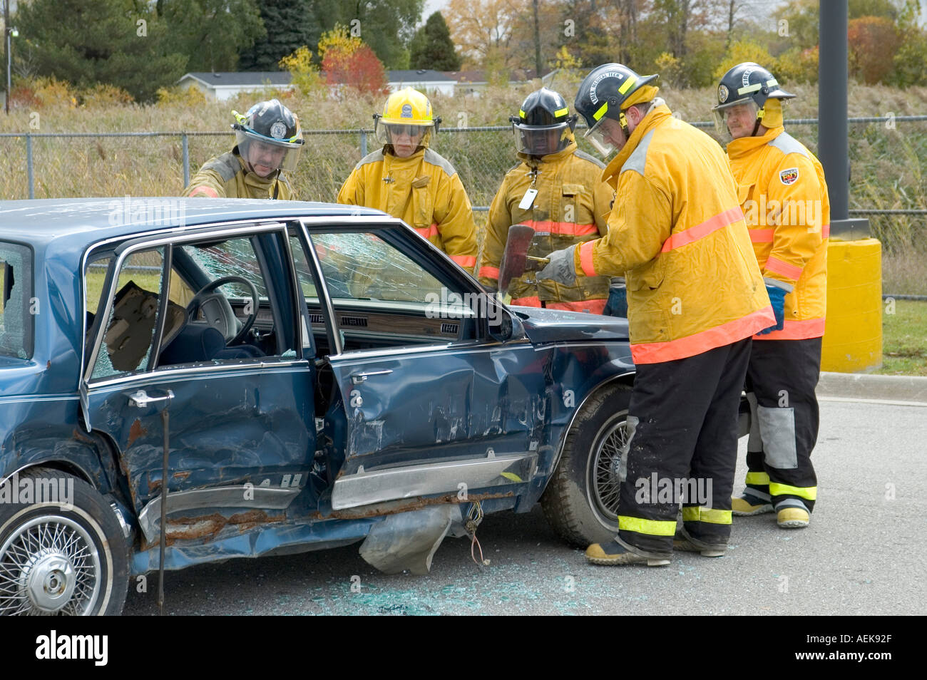 Feuerwehrmann arbeitet mit den Backen des Lebens Opfer von Autounfall während einer Trainingseinheit zu extrahieren Stockfoto