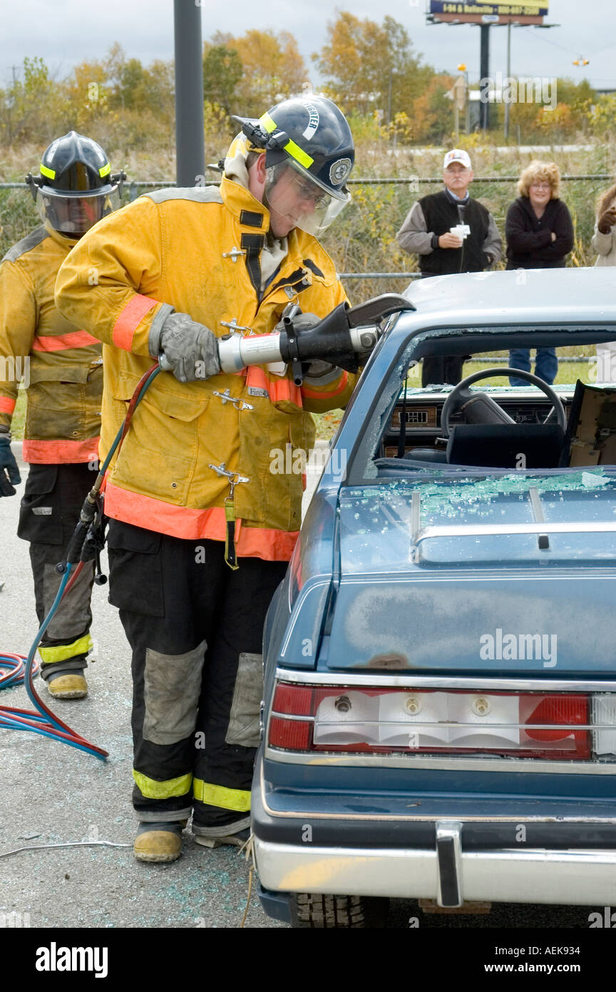 Feuerwehrmann arbeitet mit den Backen des Lebens Opfer von Autounfall während einer Trainingseinheit zu extrahieren Stockfoto