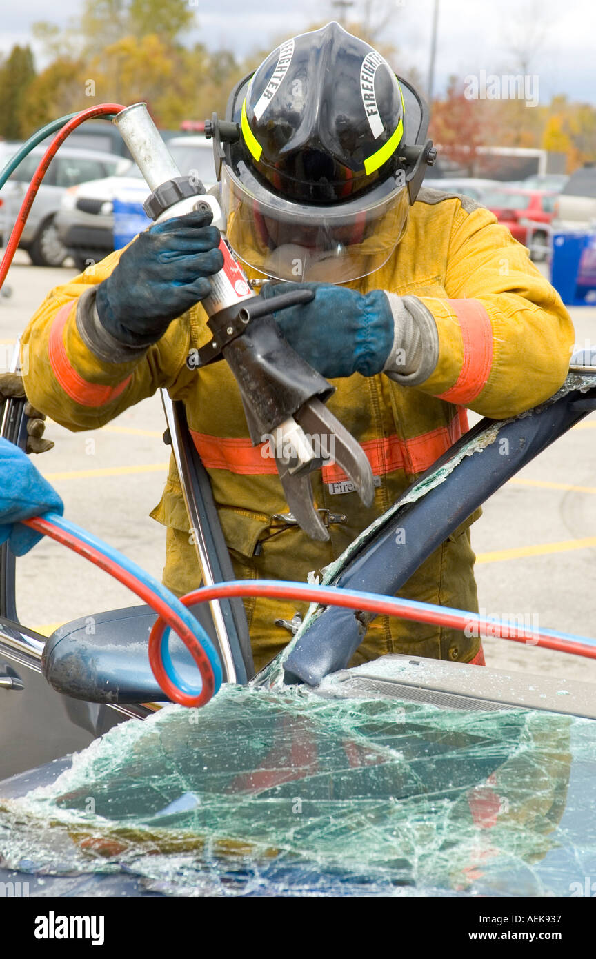 Feuerwehrmann arbeitet mit den Backen des Lebens Opfer von Autounfall während einer Trainingseinheit zu extrahieren Stockfoto