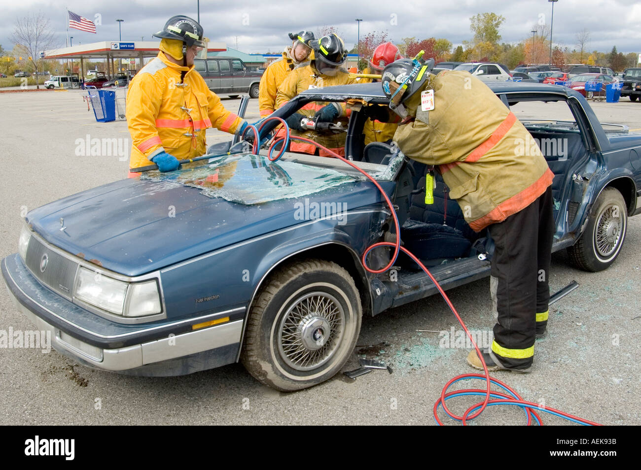 Feuerwehrmann arbeitet mit den Backen des Lebens Opfer von Autounfall während einer Trainingseinheit zu extrahieren Stockfoto