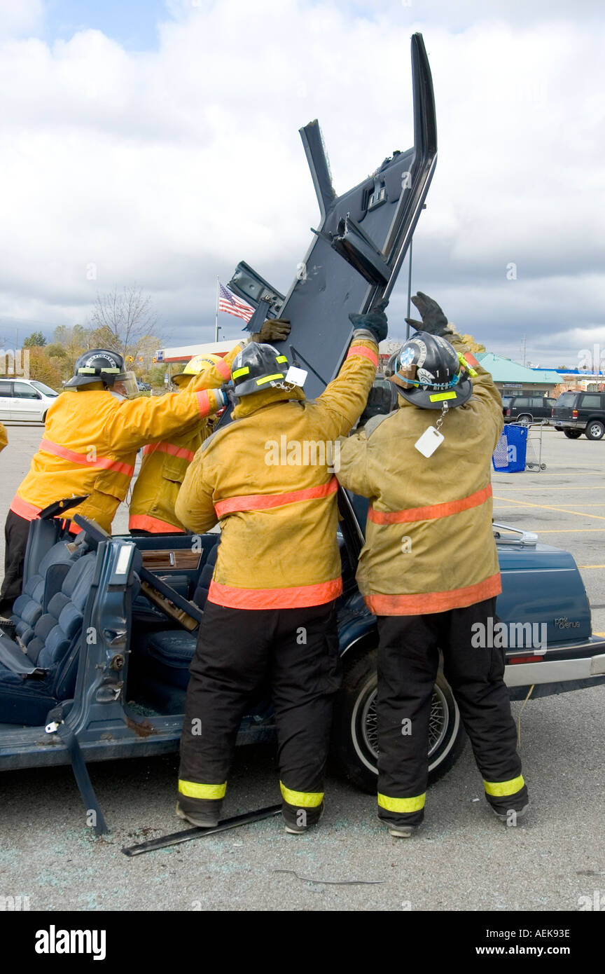 Feuerwehrmann arbeitet mit den Backen des Lebens Opfer von Autounfall während einer Trainingseinheit zu extrahieren Stockfoto