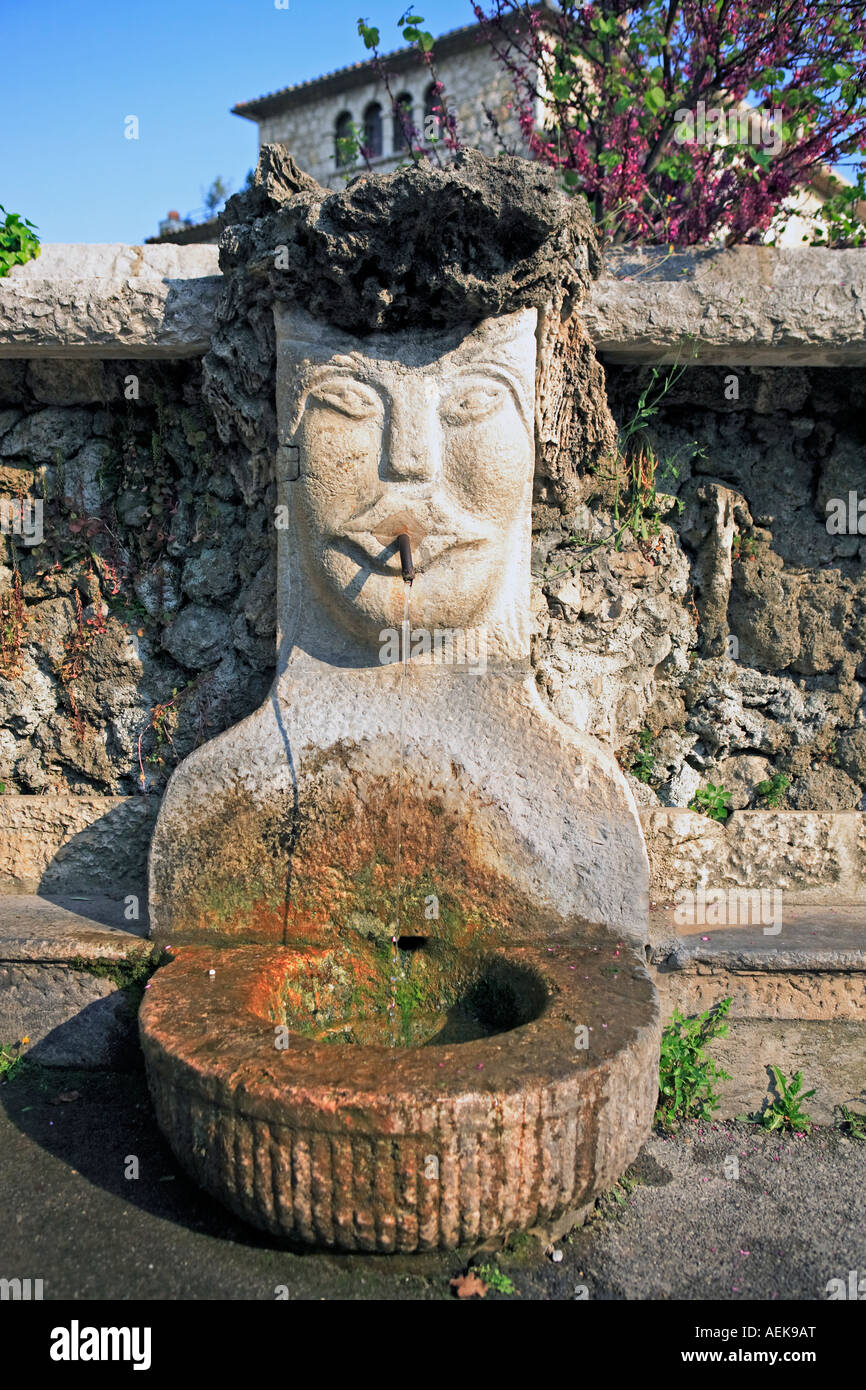 Brunnen der typischen Süd-Osten von Frankreich alte steinerne Dorf Saint Paul de Vence an der Côte d ' Azur Zuflucht vieler Künstler, Maler, Bildhauer Stockfoto