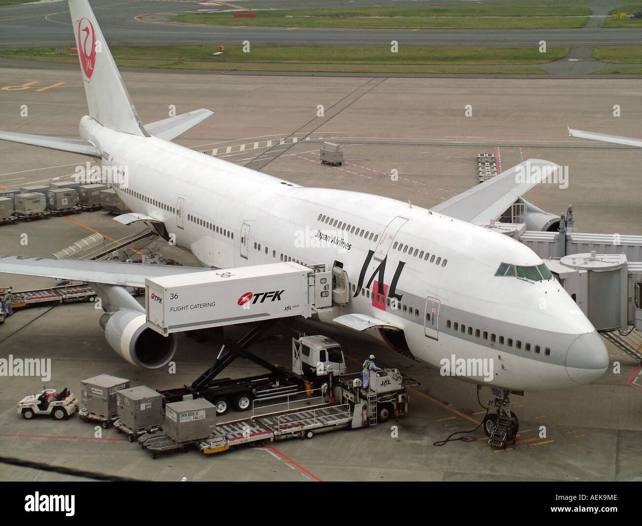 Catering & Frachtverladung auf ein 747-Flugzeug von JAL. Norita Flughafen Tokio Japan Stockfoto