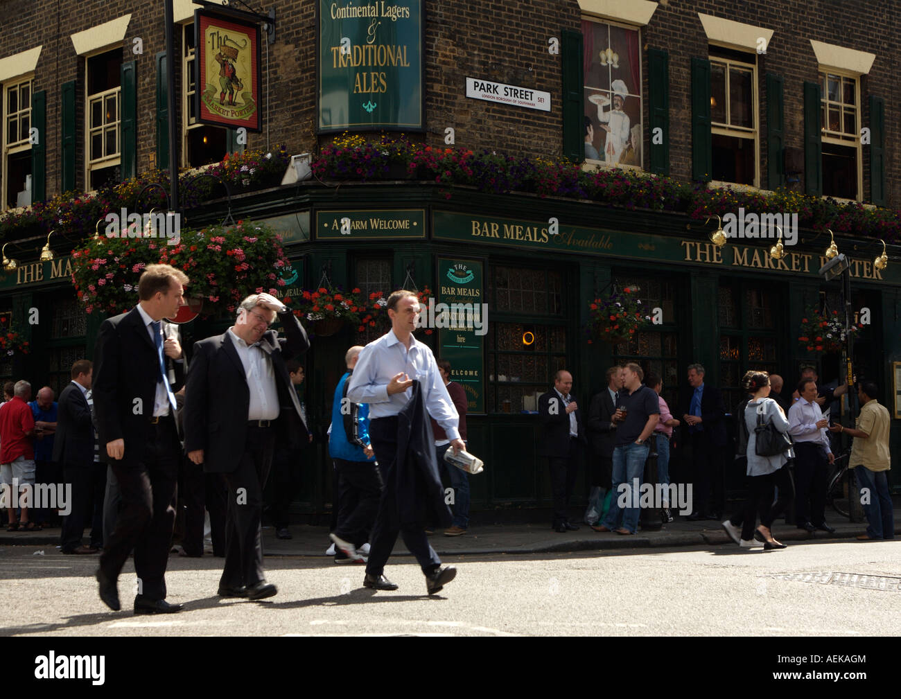 Die Menschen gehen durch Borough Market in London England Freitag, 13. Juli 2007 Stockfoto