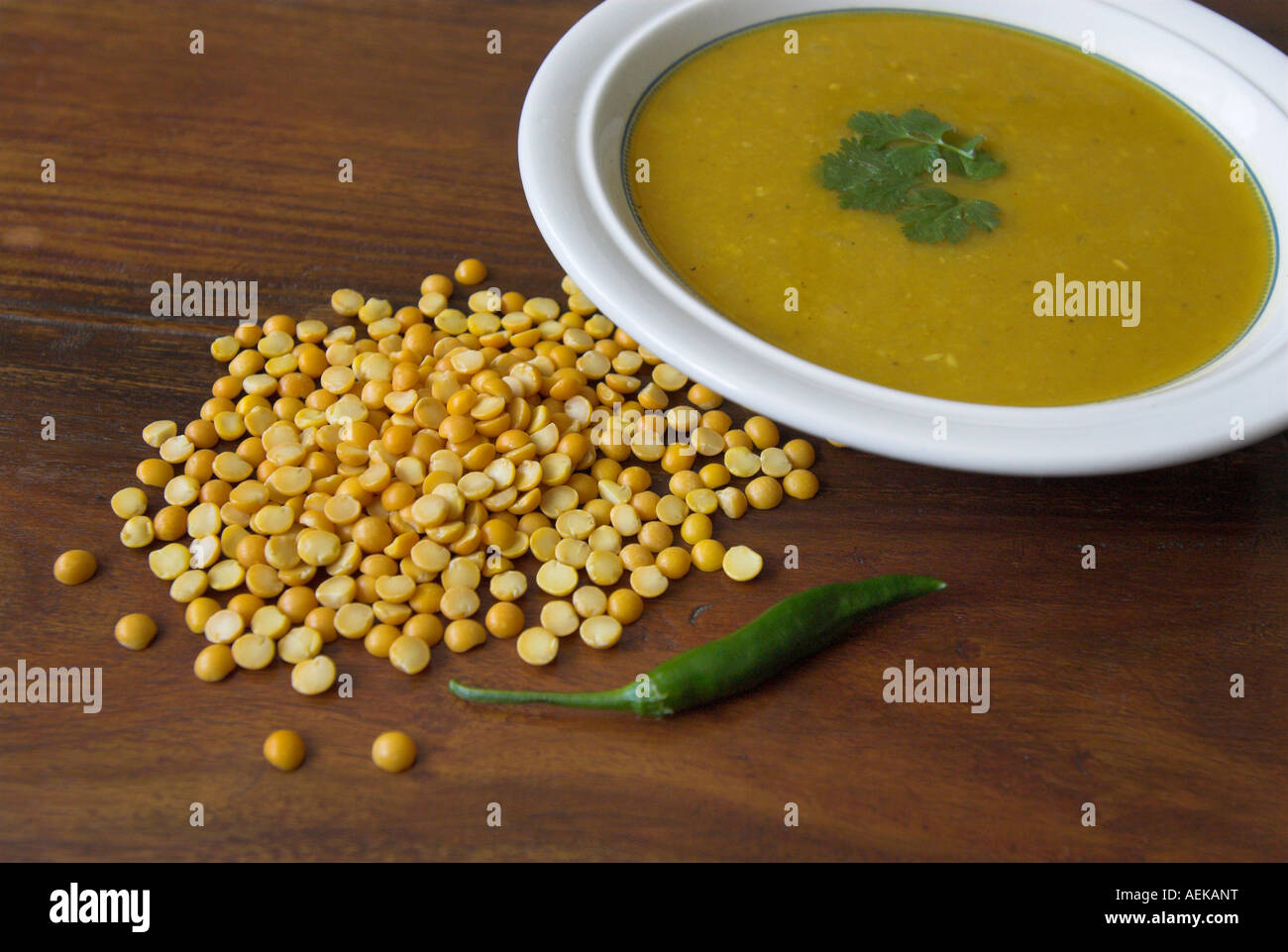 Indischer Dahl Suppe mit getrocknete Gelbe Erbsen und eine grüne Chili Stockfoto