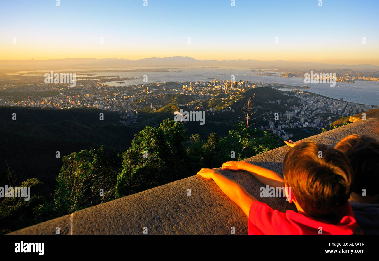 Kinder beobachten die Panorama-Ansicht von Rio De Janeiro aus dem Corcovado Christus Erlöser Seite i Brasilien Stockfoto