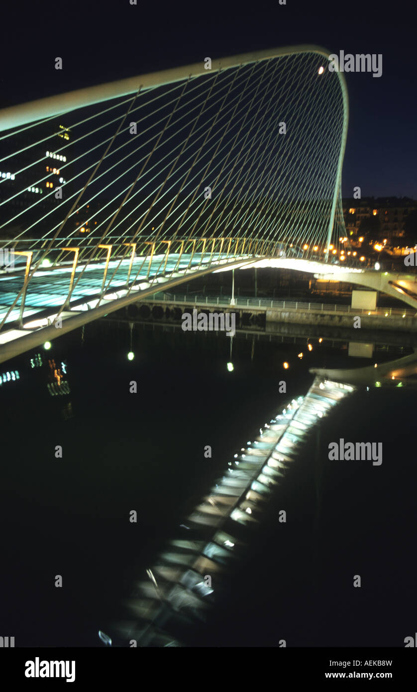 Zubizuri Brücke über den Fluss Nervion, Bilbao, Spanien. Zugriff auf das Guggenheim-Museum für moderne Kunst. Teil des City-Erneuerung-Projekt Stockfoto
