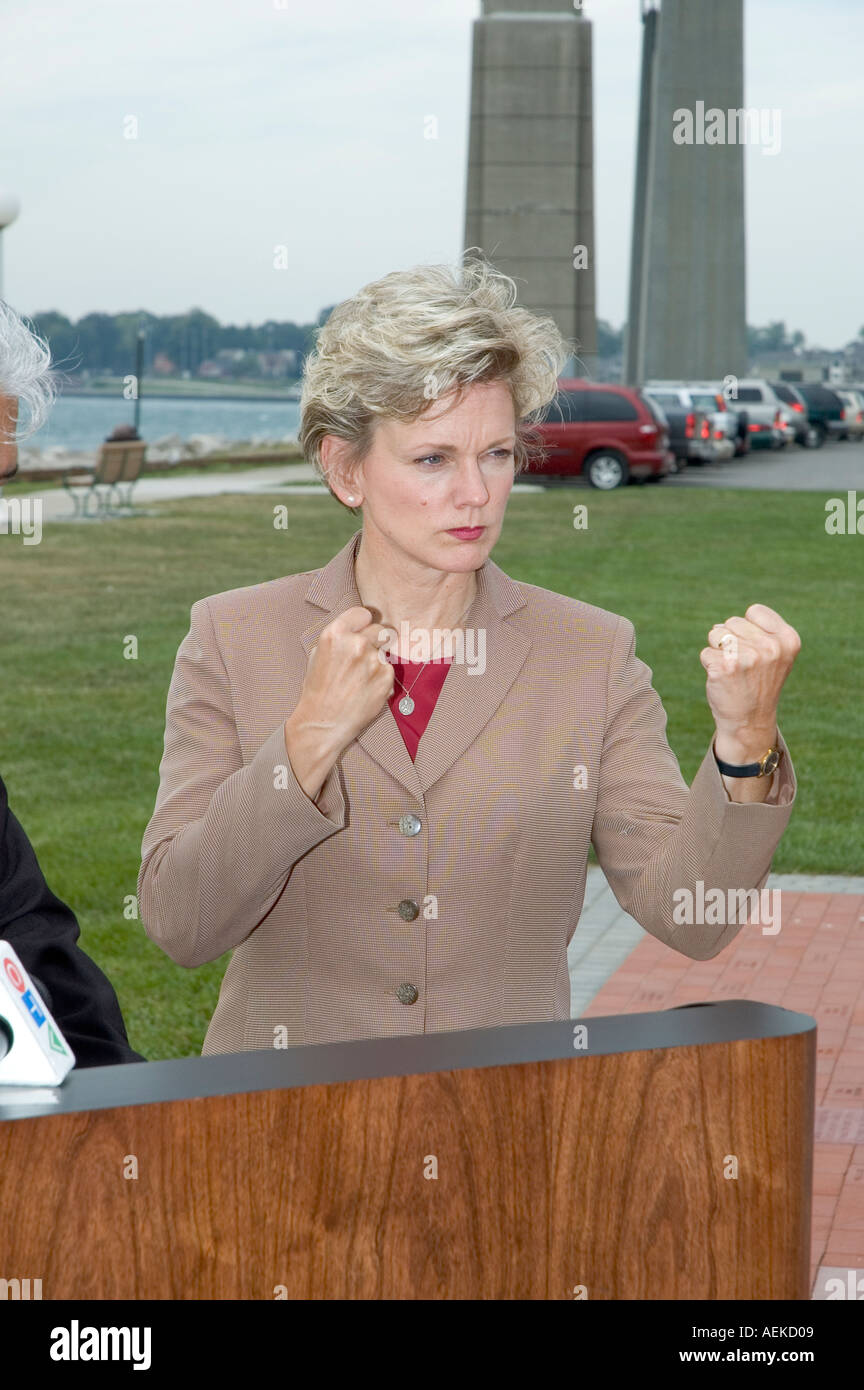 Michigan Governor Jennifer Granholm betreut und fördert die Gesetzgebung zu stoppen, den Import von Müll aus Kanada Stockfoto