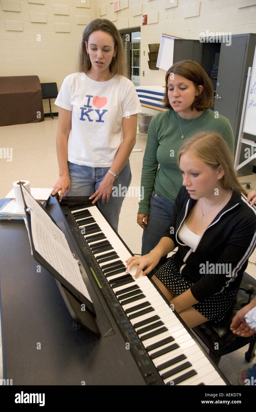 High School Schüler Praxis musikalische Routine mit Klavier im Chor Klasse Stockfoto