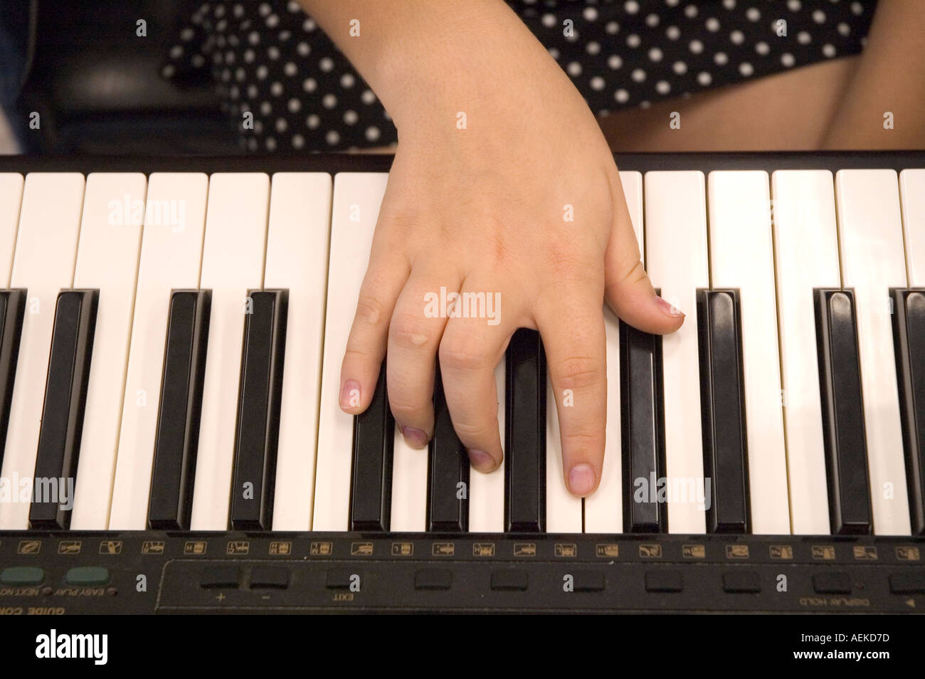 High School Schüler Praxis musikalische Routine mit Klavier im Chor Klasse Stockfoto