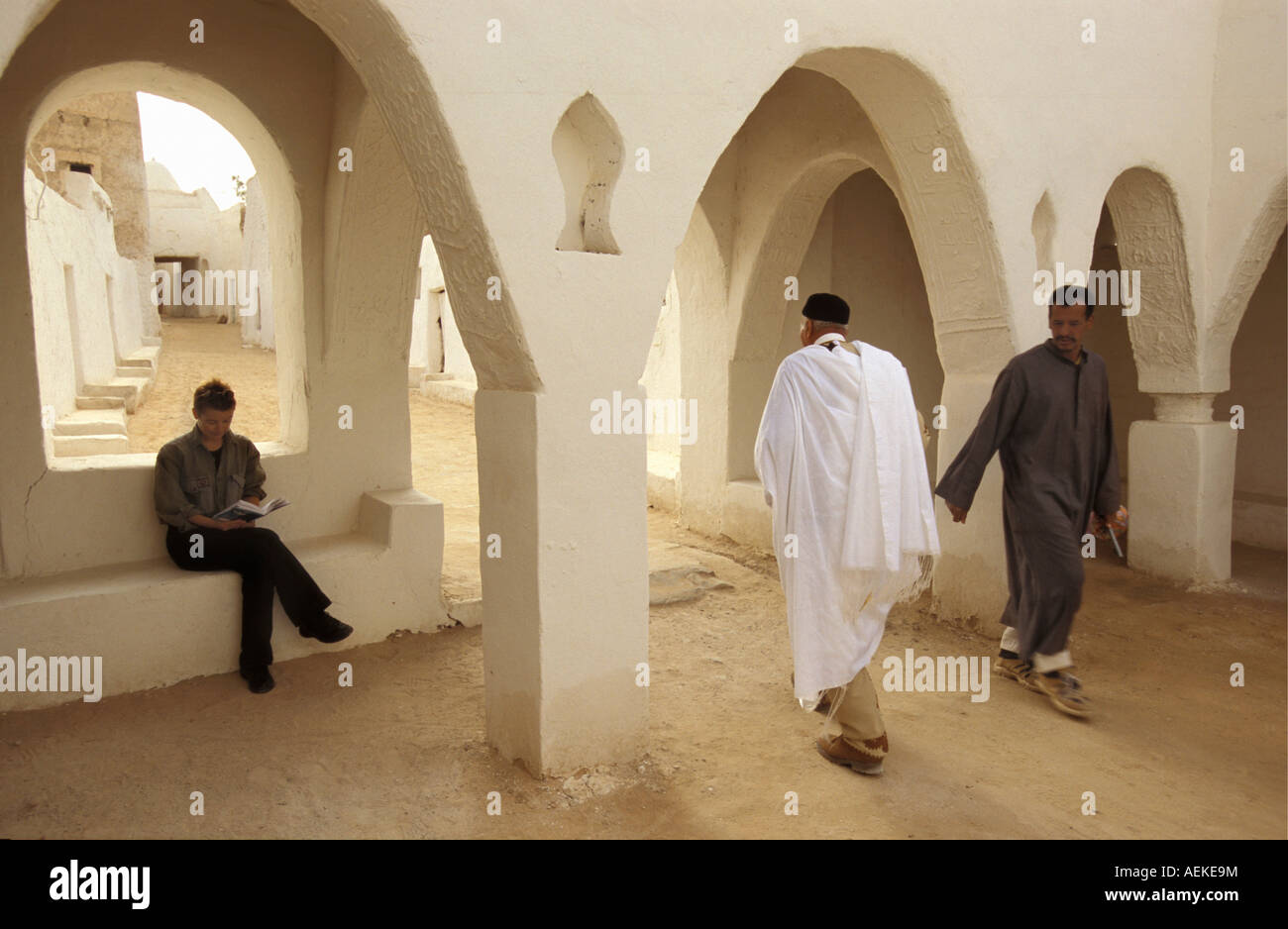 Libyen Ghadames touristischen Lesebuch. Einheimischen Berber Männer vorbei Stockfoto