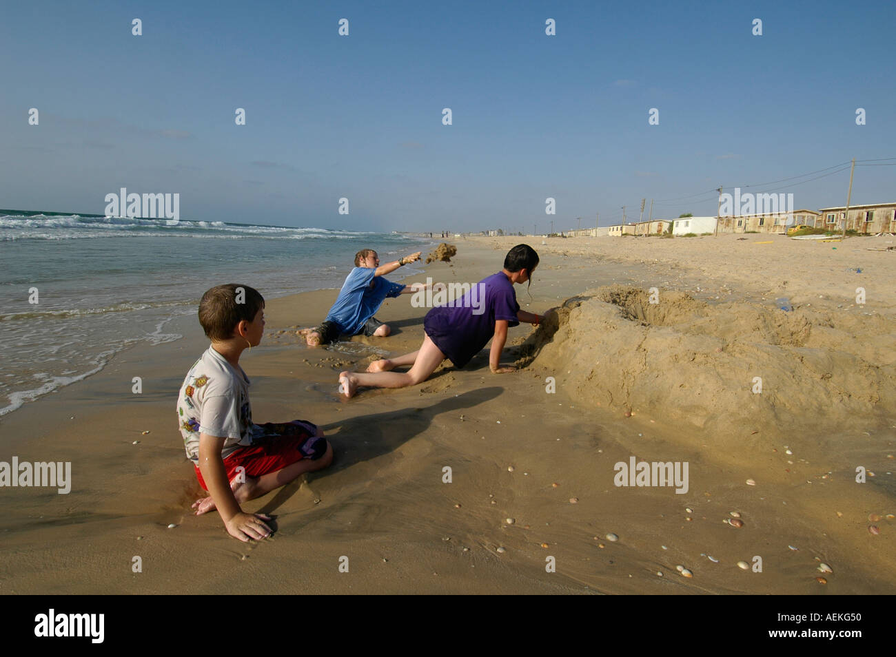 Junge jüdische Siedler spielen an der Mediterranen Küste von Shirat Hayam jüdischen Siedlung im Gazastreifen Stockfoto