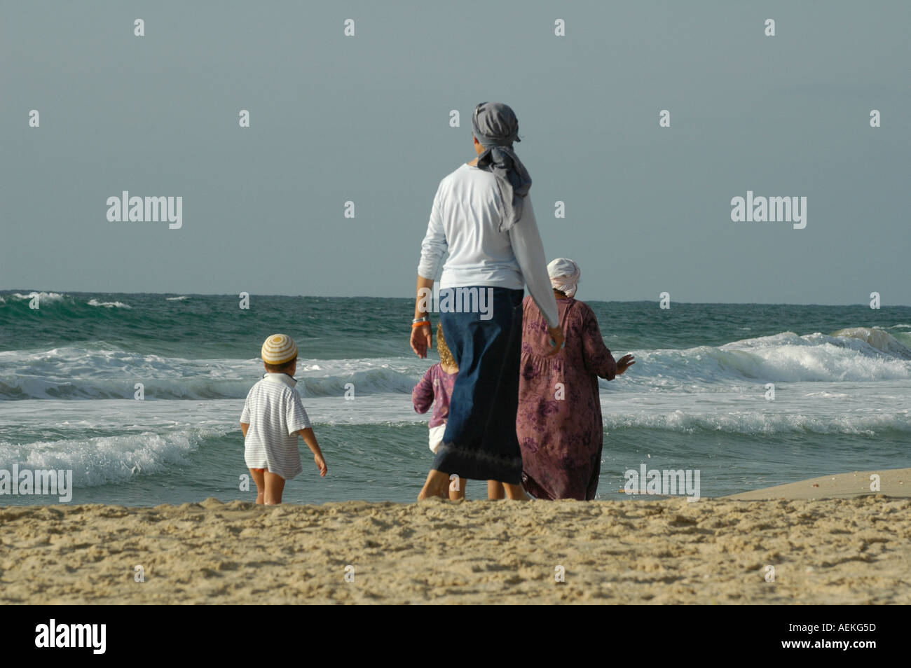 Religiöse jüdische Siedler zu Fuß mit ihren Geschwistern am Mittelmeer entlang der Seeküste in Gusch Katif jüdischen Siedlung im Gazastreifen Stockfoto