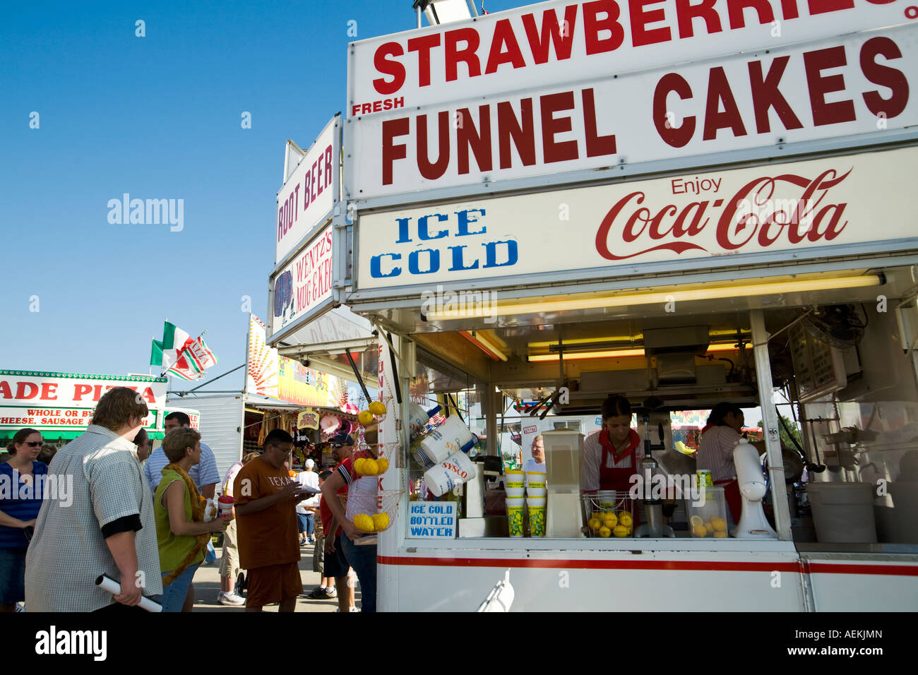 ILLINOIS Grayslake Menschen stehen Schlange am Fast-Food-Stand bei Lake County Fair Anzeichen für Trichter Kuchen Erdbeeren Stockfoto