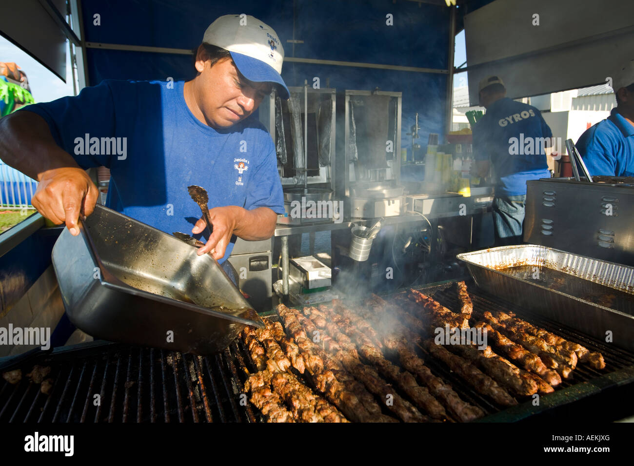 ILLINOIS Grayslake schnell Essen stand am Lake County Fair Mann arbeitet  Gießen Sauce auf Spieße am Grill Dampf Aufstieg Stockfotografie - Alamy
