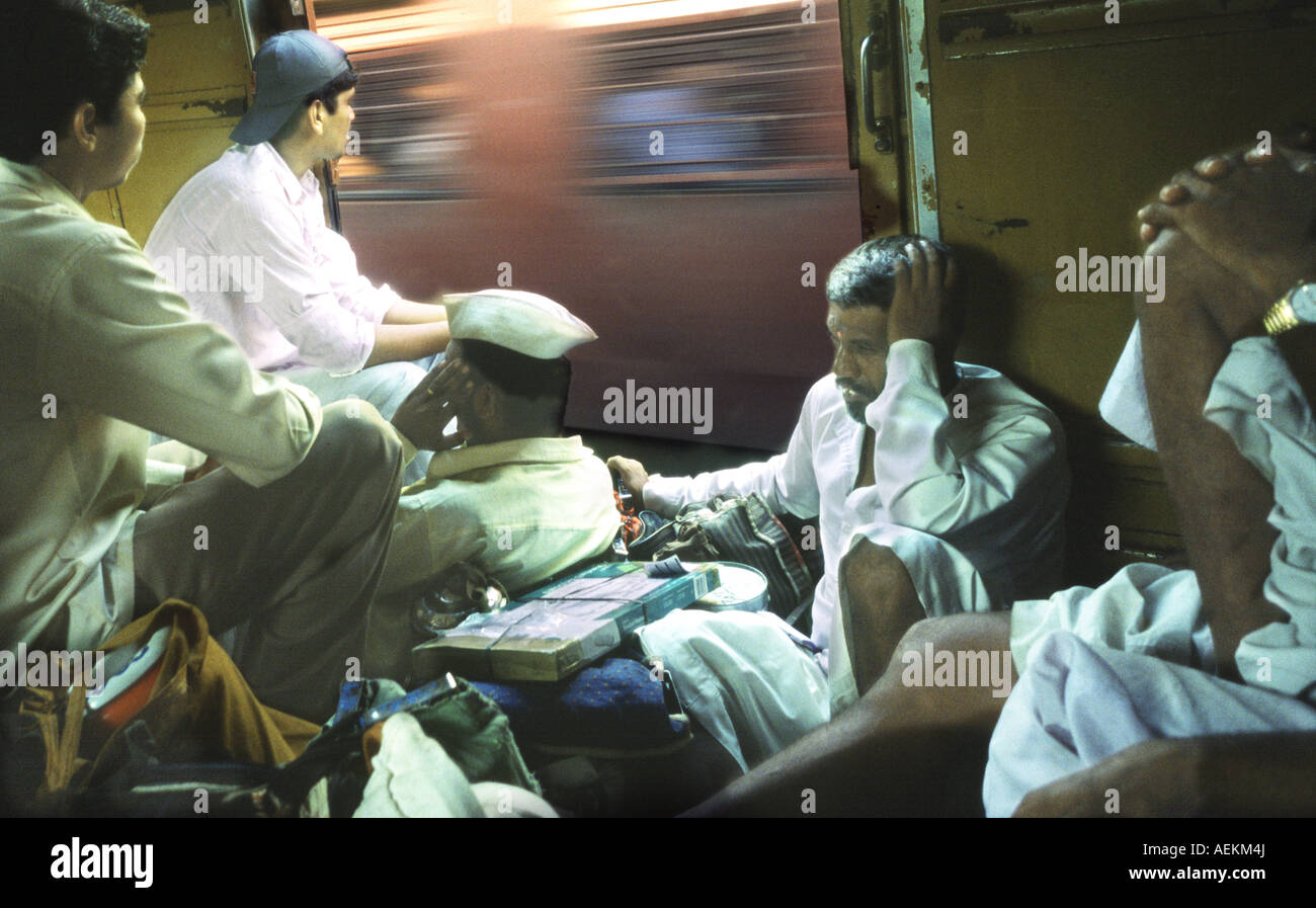 Innenministerium ein Mumbai suburban trainieren mit Dabbawalas machen die hin-und Rückfahrt von zentralen Mumbai Stockfoto